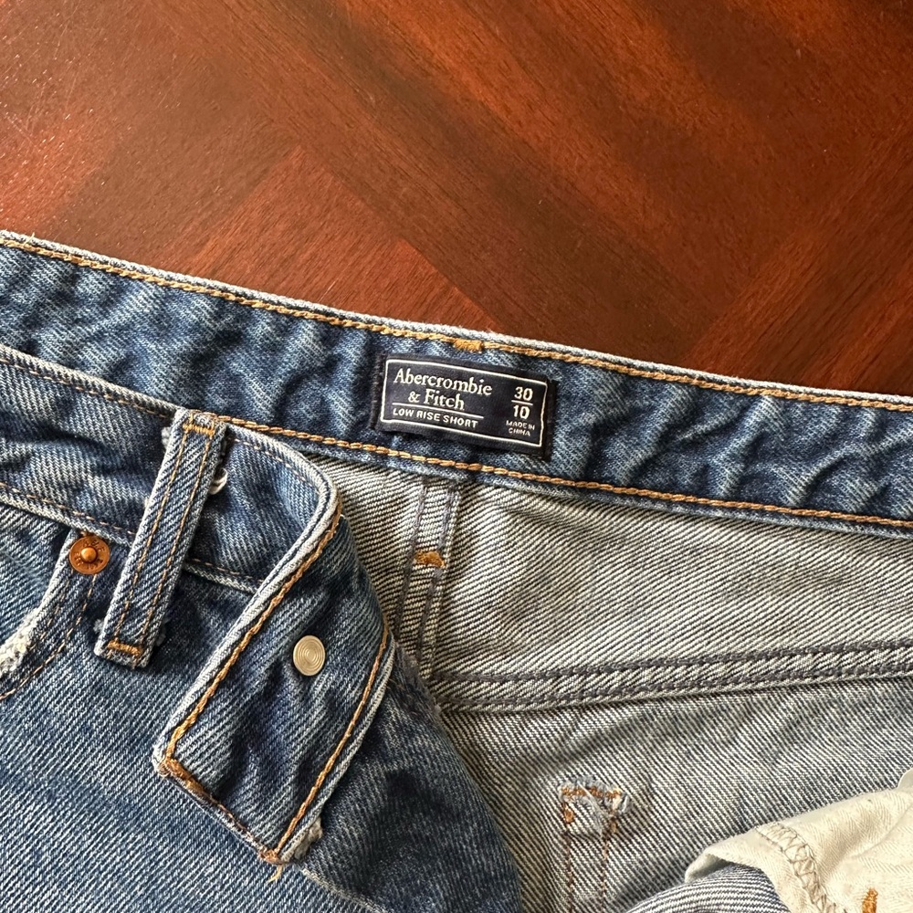 Abercrombie & Fitch Low Rise Distressed Denim Women's Curvy Shorts Size 30/10 - Picture 9 of 11